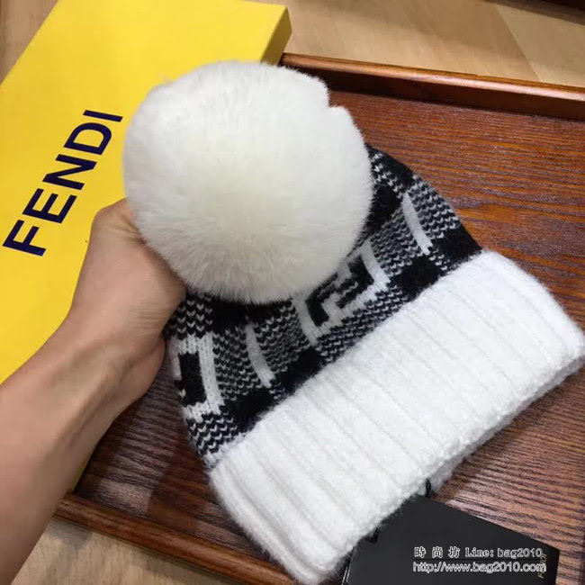 FENDI芬迪 爆款 羊絨混紡配大毛球原單針織帽 LLWJ8495